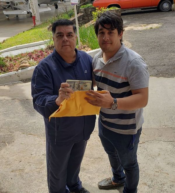 Empleado devuelve 10.000 dólares que pasajero olvidó en un avión - Nacionales - ABC Color