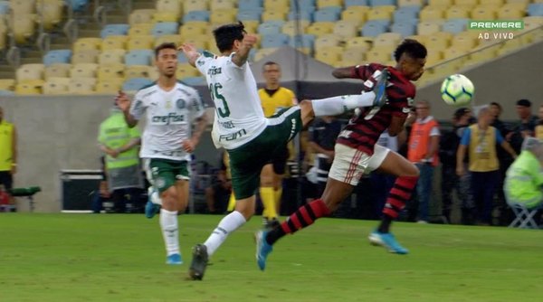 Gustavo Gómez fue expulsado en el Palmeiras