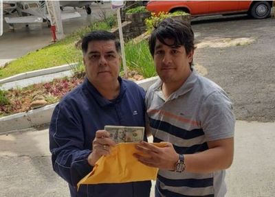 Empleado devuelve 10.000 dólares que pasajero olvidó en un avión - Digital Misiones