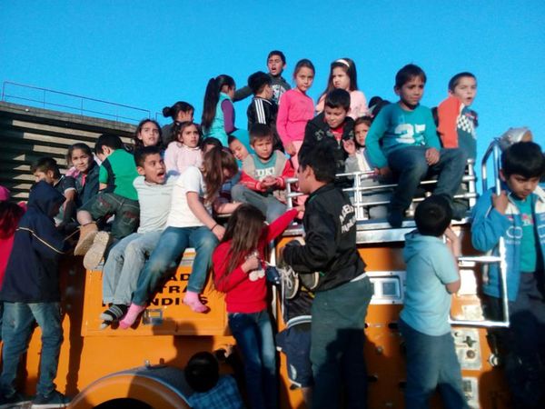 Bomberos de Ypacaraí agasajaron a niños de la comunidad - Nacionales - ABC Color