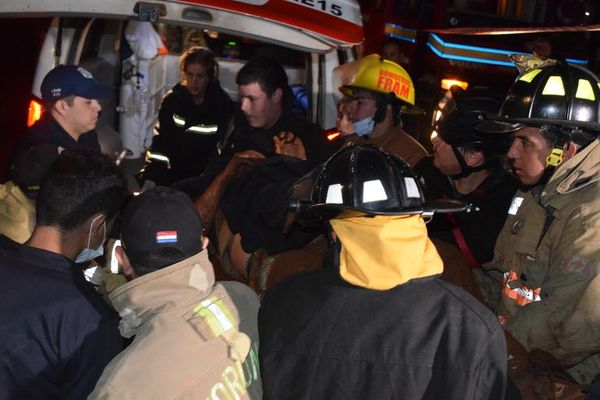 Seis heridos tras accidente de bus militar en Itapúa - Nacionales - ABC Color