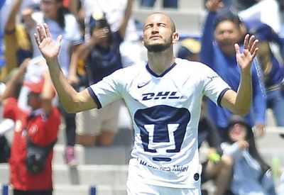 Carlos González anota en victoria de Pumas