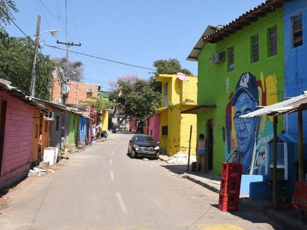Con murales y vivos colores rescatan barrios populares