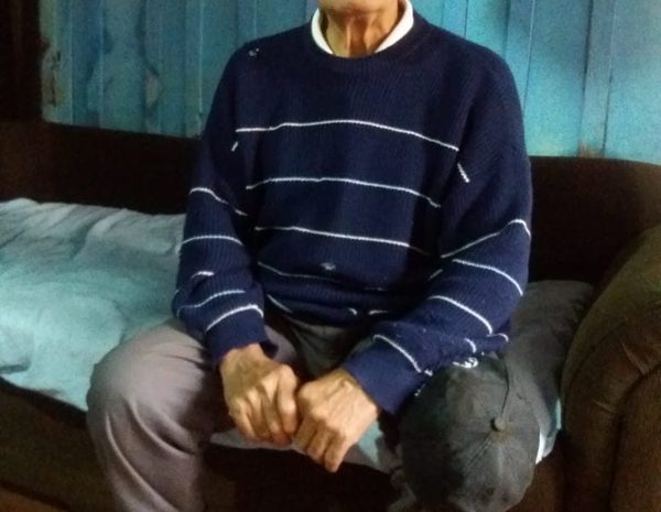 El clan ZI lo había echado después de 34 años, está ciego y clama por su dinero