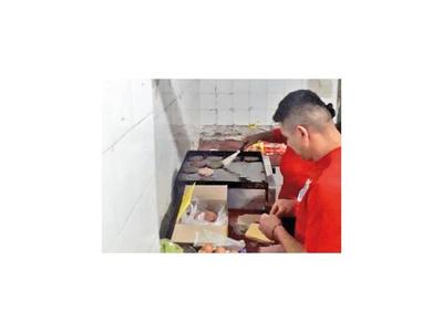Detenidos por hurto cocinan hamburguesas para los linces
