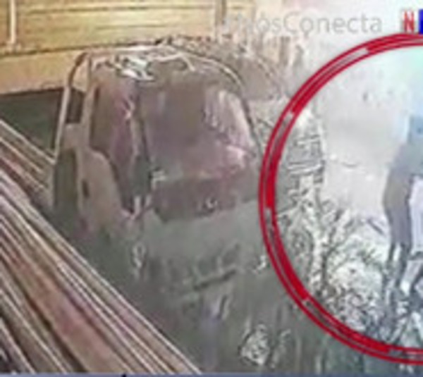 ¡Terrible!: Empujó a su pareja bajo un auto en movimiento - Paraguay.com
