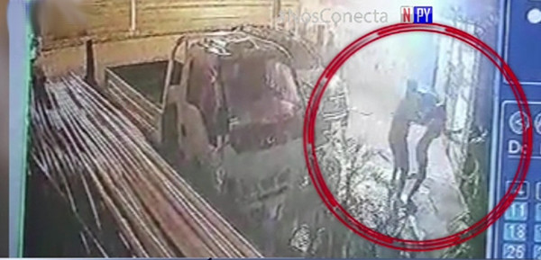 ¡Terrible!: Empujó a su pareja bajo un auto en movimiento | Noticias Paraguay