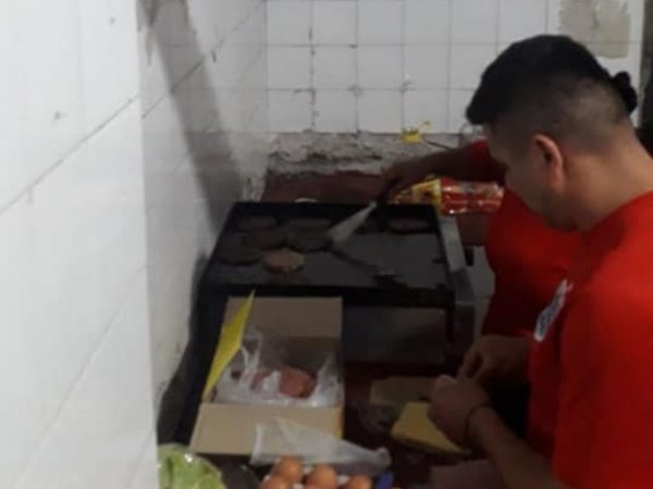 Cocinaron para Linces tras robar caja de hamburguesas