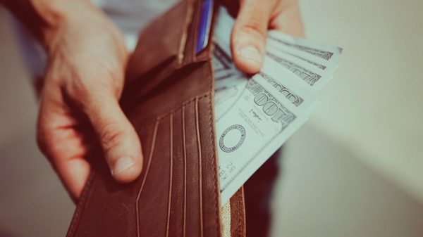 Trabajador devuelve documentos y USD 10.000 a un pasajero de avión