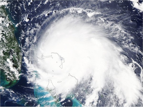 Dorian sigue sobre Bahamas con vientos de 270 kilómetros por hora