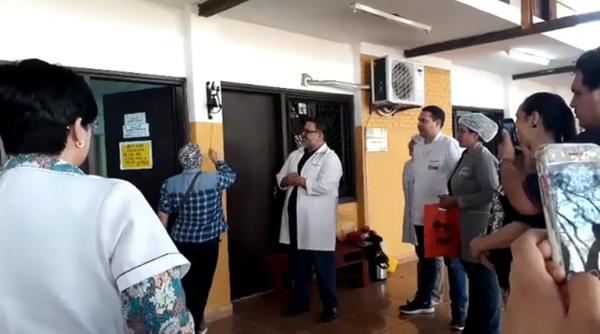 Primera paciente que toca la campana en centro oncológico