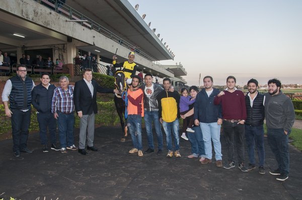 Un intrépido Oro Negro ganó el clásico del Jockey