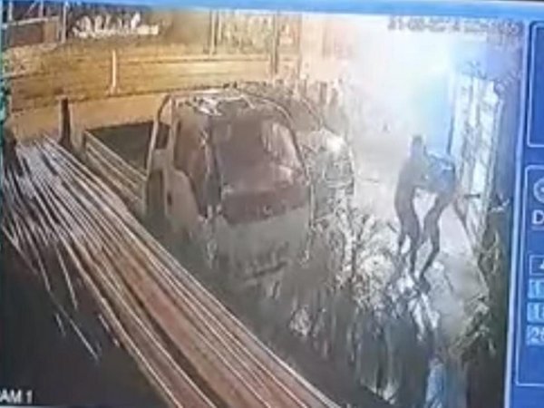 Vídeo: Joven empujó a su novia frente a un coche y ella murió