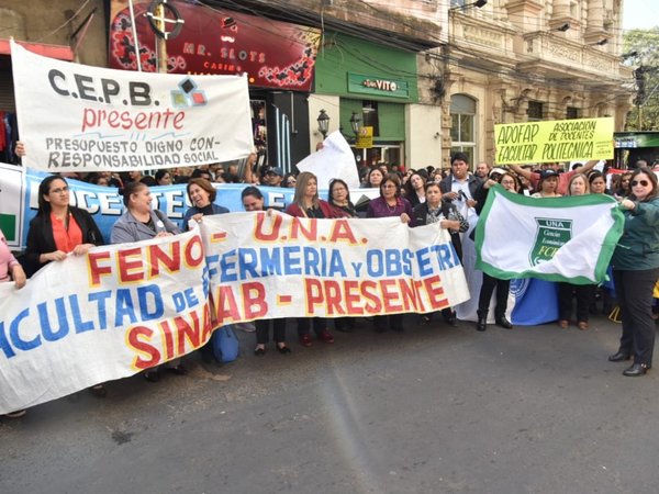 Docentes de la UNA bloquean calle para exigir nivelación salarial