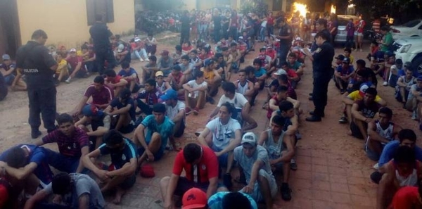 HOY / Ley contra criminales del fútbol: 1 a 6 años de cárcel por portar armas, multas y otras penas