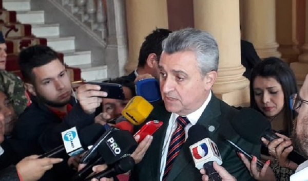 Ministro afirma que barras están relacionadas a partidos políticos