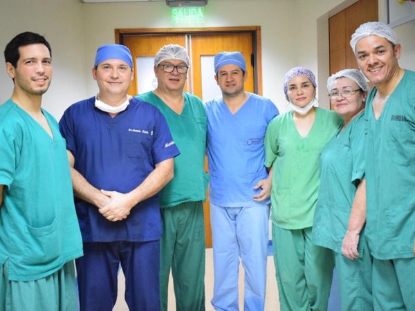 Operaron a un bebé dentro de la panza de su mamá