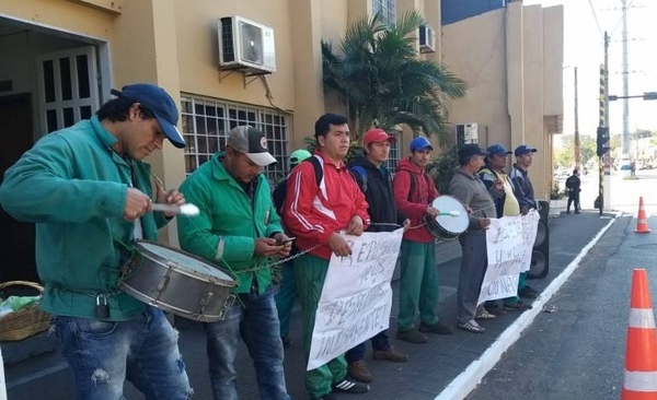 HOY / Exfuncionarios se encadenan frente a municipio de Lambaré y denuncian despidos injustificados