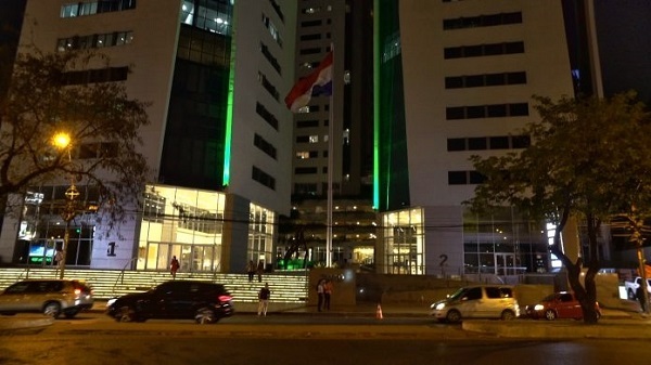 Iluminan edificio para concienciar sobre donación