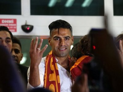 La afición turca celebra el fichaje de Falcao por el Galatasaray