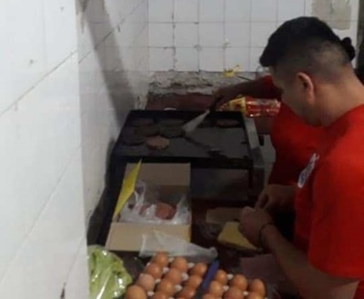 Como sanción, cocinaron hamburguesas para policías » Ñanduti