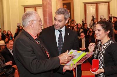 Gobierno distingue a maestros artesanos de todo el país
