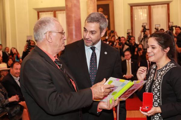 Gobierno distingue a maestros artesanos de todo el país