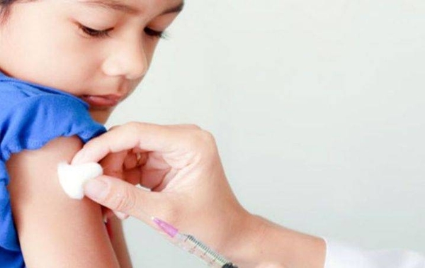 HOY / Campaña busca inmunizar a niñas de entre 9 y 14 años contra virus que produce cáncer de cuello uterino