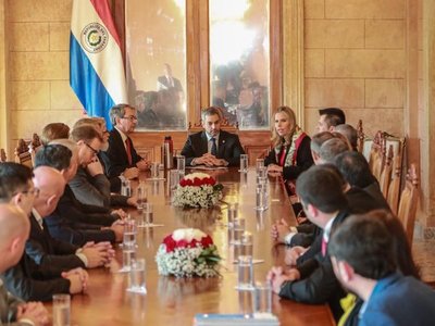 Tras críticas, Liz Cramer llega a Palacio con inversores