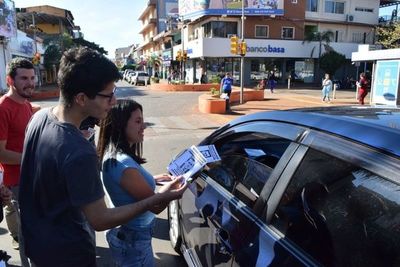 Jóvenes volantean contra intendente de Jesús en Encarnación - Nacionales - ABC Color