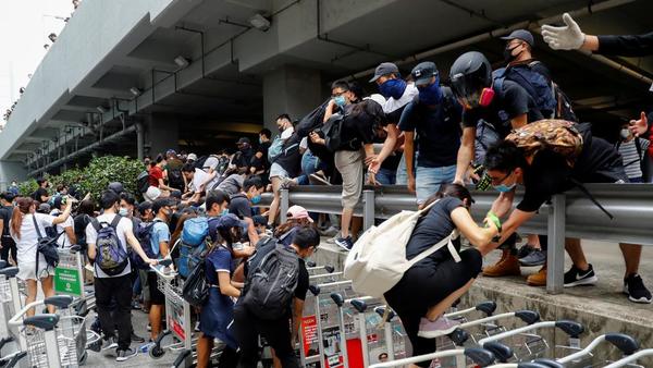 Los demócratas de Hong Kong vuelven a tomar el aeropuerto » Ñanduti