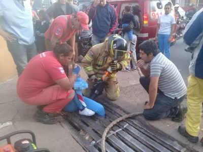 Adolescente quedó atrapada en una rejilla de un puente en San Antonio - Nacionales - ABC Color