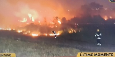 Quema de basura genera incendio en Costanera Norte