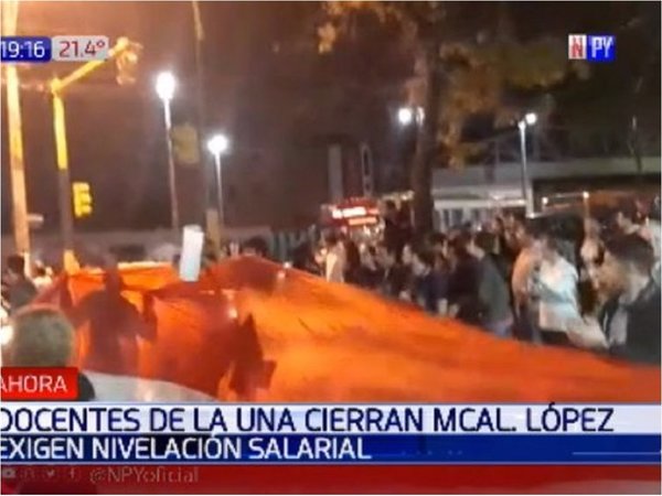 Docentes de la UNA cierran Avenida Mariscal López