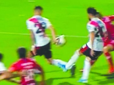 Pierna, le bajó el VAR, y fue una clara mano