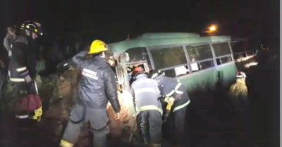 Bus militar chocó por un montículo de arena