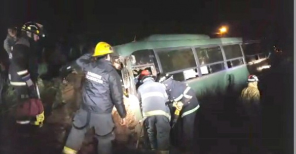 Bus militar chocó por un montículo de arena
