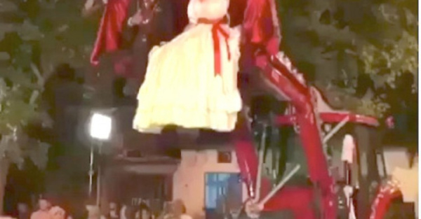 Excavadora tumba a novios en plena boda