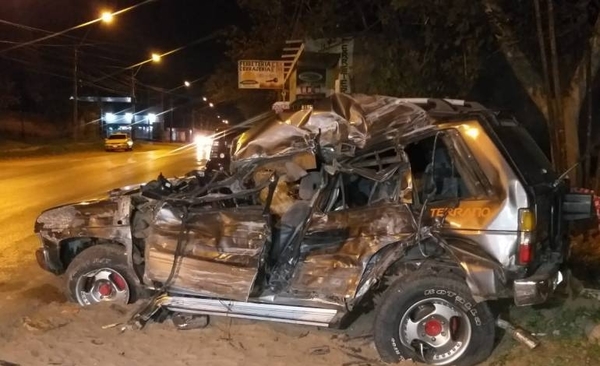 HOY / Cuádruple choque: conductor muere aplastado por tractocamión
