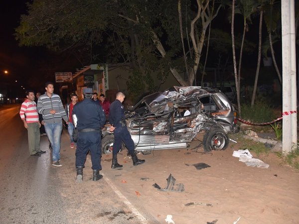 Camión pierde el control, choca vehículos y deja un muerto