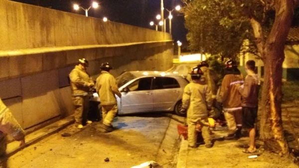 Automóvil impacta contra muro de viaducto en Ñu Guasú
