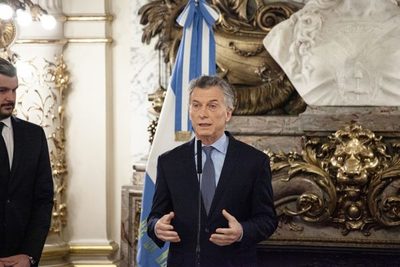 Bonos argentinos caen por controles
