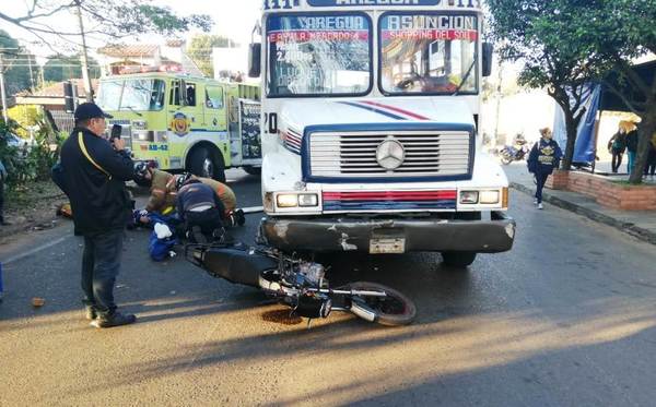 Motociclista resulta herido tras choque contra colectivo •