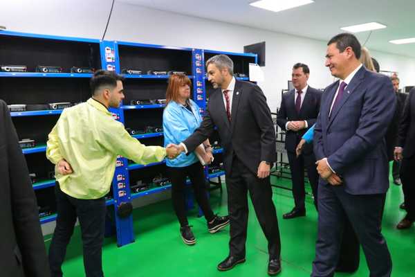 Presidente visitó fábricas en Luque que prioriza mano de obra local | .::Agencia IP::.