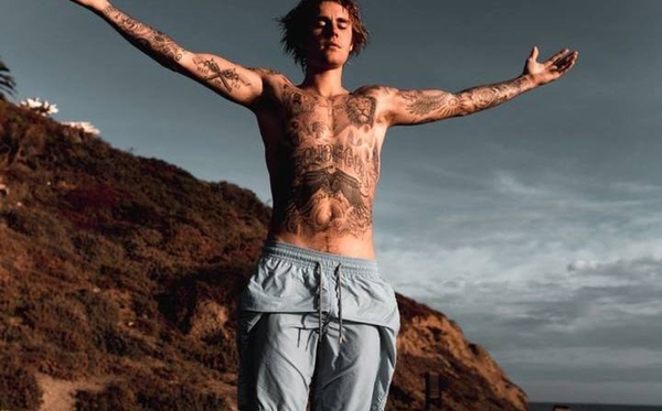 Justin Bieber habló sobre sus problemas con las drogas y sus relaciones, dejando un mensaje a sus fans