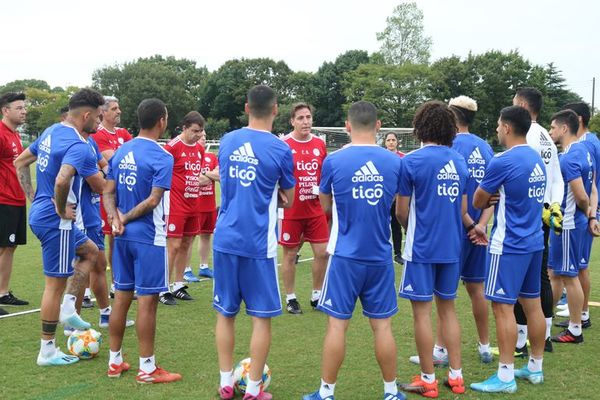 Grupo completo y primera movilización - Fútbol - ABC Color