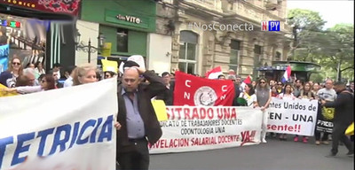 Docentes de UNA en paro exigiendo nivelación salarial | Noticias Paraguay