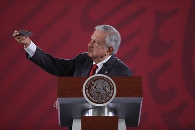 López Obrador muestra cámara espía hallada en el Palacio Nacional de México - Mundo - ABC Color