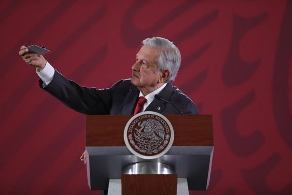 López Obrador muestra cámara espía hallada en el Palacio Nacional de México - Mundo - ABC Color