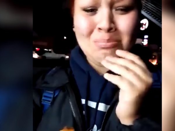 Con churro en la mano, aceptó propuesta de matrimonio y fue viral